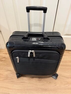 Rimowa Salsa Deluxe Hybrid Business Multiwheel Carry-On Case - Glossy Black